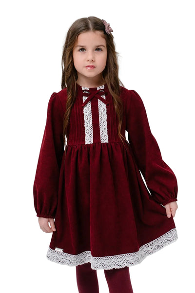 EMILIA – Rochie din catifea reiat cu model in clos, aplicatii din dantela si fundita decorativa, rosu bordo