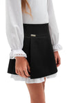 NAIARA – Fusta scurta din stofa cu volan alb in contrast, negru
