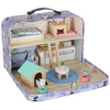 Casuță portabilă din lemn Hotel SPA animale în valiză cu mobilier, figurine câine și pisică, 18 accesorii, +3 ani