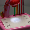Masa de desen cu proiector Girafa, 3 discuri, accesorii si 12 carioci pentru copii, roz