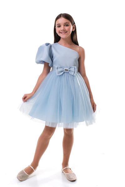 ROVENA - Rochie de ocazie din saten cu tulle fin și model asimetric pe un umar, bleu