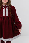 EMILIA – Rochie din catifea reiat cu model in clos, aplicatii din dantela si fundita decorativa, rosu bordo