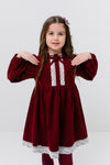 EMILIA – Rochie din catifea reiat cu model in clos, aplicatii din dantela si fundita decorativa, rosu bordo