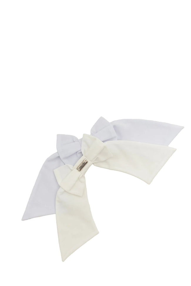 Fundă albă din material fluid – accesoriu elegant pentru păr și cămăși