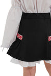 DARINA – Fusta scurta din stofa cu motive etnice si volan in contrast, negru/rosu